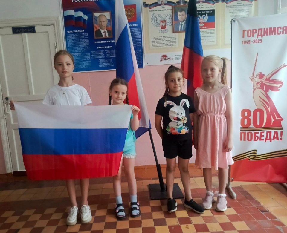 Активисты Движения Первых и Орлята России средней школы с. Дмитровка присоединились к Всероссийской акции «Символ народа», которая посвящена Дню Государственного флага Российской Федерации Активисты Движения Первых и Орлята России средней школы с. Дмитровка присоединились к Всероссийской акции «Символ народа», которая посвящена Дню Государственного флага Российской Федерации