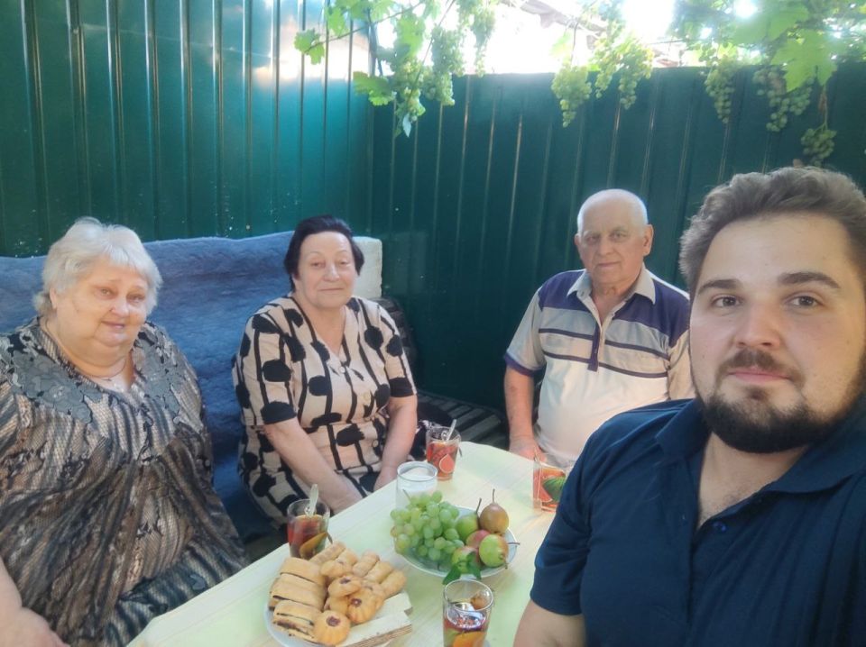 Роман Конев: В Центрально-Городском районе Горловки продолжается акция «Добрые соседи» Роман Конев: В Центрально-Городском районе Горловки продолжается акция «Добрые соседи»