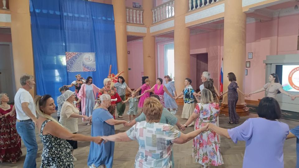 Всероссийский фестиваль «Хороводы России» и акция «Хоровод Великой Победы» объединили жителей Донецкой Народной Республики в городе Торез Всероссийский фестиваль «Хороводы России» и акция «Хоровод Великой Победы» объединили жителей Донецкой Народной Республики в городе Торез