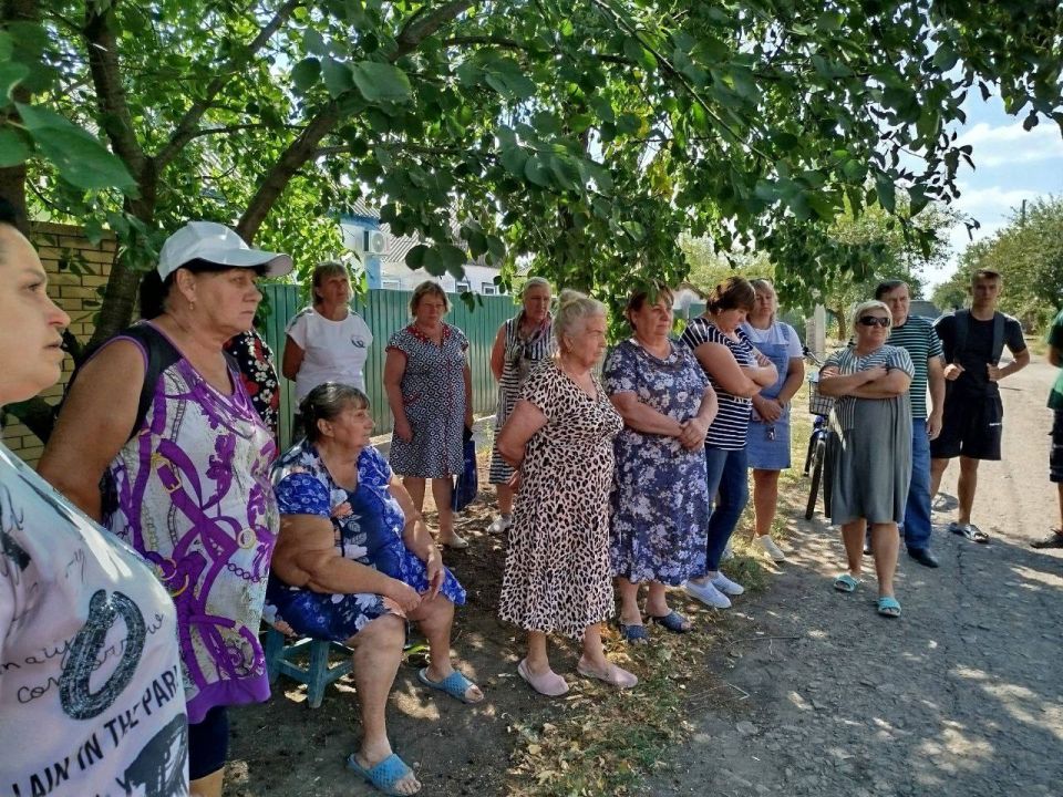 18 августа управляющий делами Администрации муниципального образования городского округа Харцызск Вера Маркитантова в селе Золотаревка на улице Шевченко провела сход граждан, на котором были обсуждены актуальные вопросы и... 18 августа управляющий делами Администрации муниципального образования городского округа Харцызск Вера Маркитантова в селе Золотаревка на улице Шевченко провела сход граждан, на котором были обсуждены актуальные вопросы и...