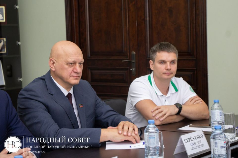 Константин Кузьмин: Вместе с заместителем Председателя Народного Совета ДНР Андреем Крамаром и депутатами фракции ЛДПР провели встречу с делегацией Севастопольского городского отделения ЛДПР Константин Кузьмин: Вместе с заместителем Председателя Народного Совета ДНР Андреем Крамаром и депутатами фракции ЛДПР провели встречу с делегацией Севастопольского городского отделения ЛДПР