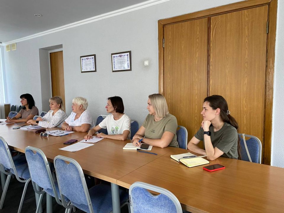 Виктория Жукова: Сегодня, 18 августа, провела заседание штаба с главврачом ГБУ ДНР «ЦГБ г. Харцызска» Андреем Медведевым, депутатом Народного Совета ДНР Максимом Королюком, депутатом городского совета Людмилой Жидких и... Виктория Жукова: Сегодня, 18 августа, провела заседание штаба с главврачом ГБУ ДНР «ЦГБ г. Харцызска» Андреем Медведевым, депутатом Народного Совета ДНР Максимом Королюком, депутатом городского совета Людмилой Жидких и...
