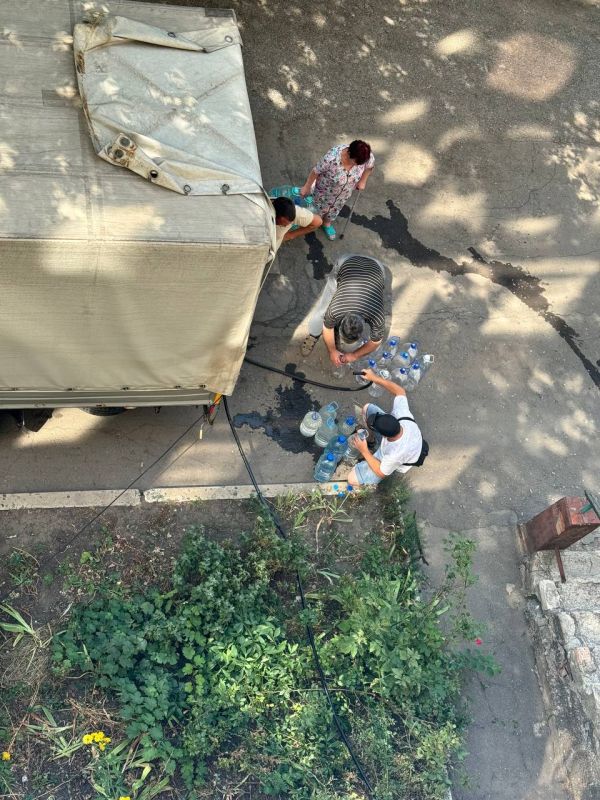 Денис Зубов: Подвоз воды. В городском округе Иловайск на просьбу в подвозе воды дому №115 откликнулись члены ассоциации Иловайского штаба ДРОО Ветеранов СВО - Михаил Войцаховский и Александр Лях Денис Зубов: Подвоз воды. В городском округе Иловайск на просьбу в подвозе воды дому №115 откликнулись члены ассоциации Иловайского штаба ДРОО Ветеранов СВО - Михаил Войцаховский и Александр Лях