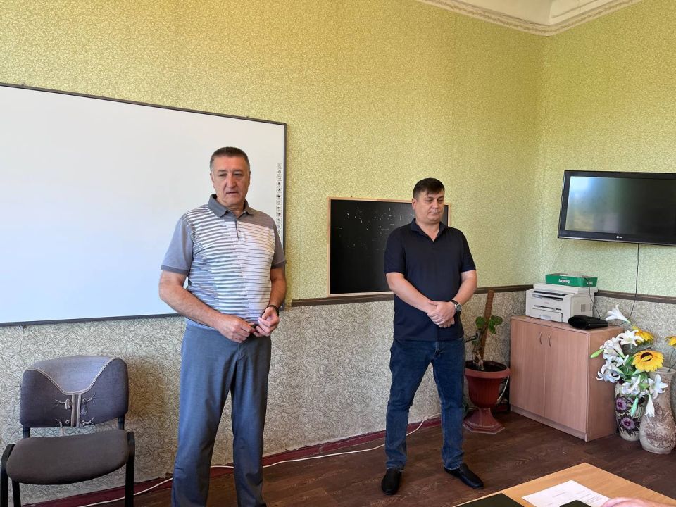 19 августа депутат Народного Совета ДНР Василий Перцев и депутат Макеевского городского совета Тарас Сидоренко провели встречи с трудовым коллективом Государственного бюджетного общеобразовательного учреждения «Средняя... 19 августа депутат Народного Совета ДНР Василий Перцев и депутат Макеевского городского совета Тарас Сидоренко провели встречи с трудовым коллективом Государственного бюджетного общеобразовательного учреждения «Средняя...