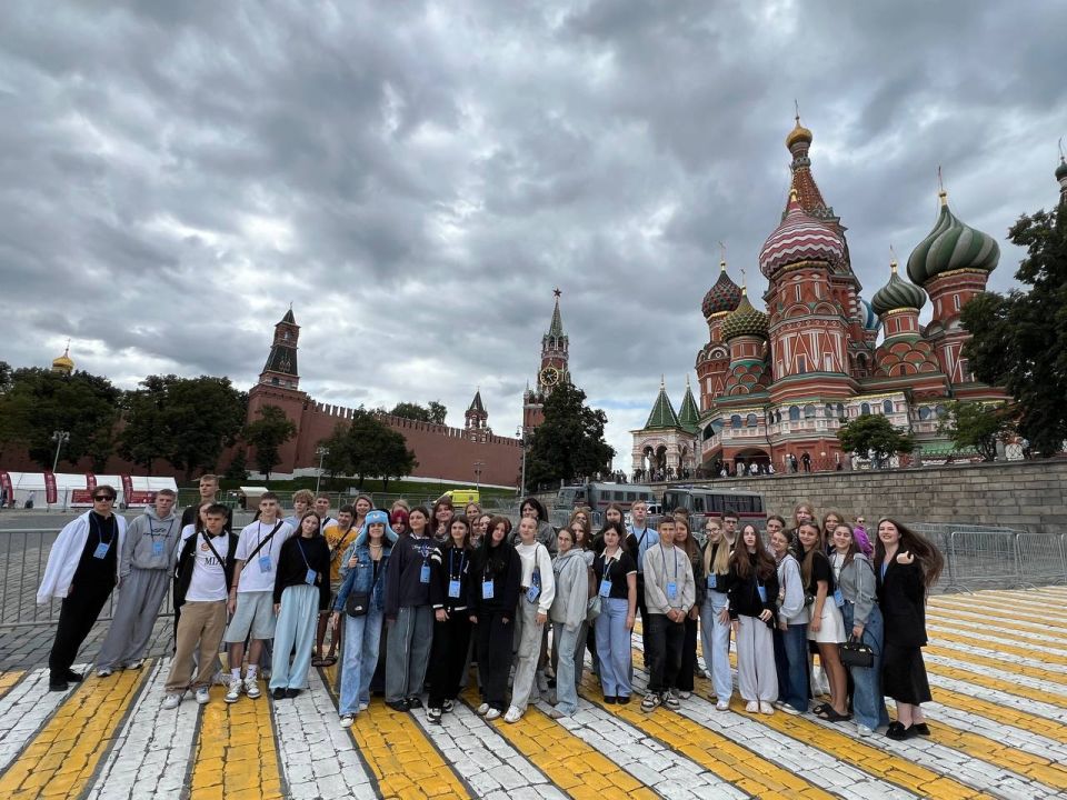 Школьники Кировского посетили Москву по программе «Культурная карта 4+85» Школьники Кировского посетили Москву по программе «Культурная карта 4+85»