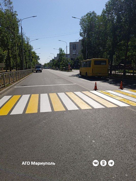 Дорожники обновляют пешеходную разметку у образовательных учреждений Мариуполя Дорожники обновляют пешеходную разметку у образовательных учреждений Мариуполя