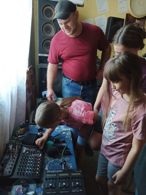 "Я - звукорежиссёр". В рамках профориентационных мероприятий, в МБУК "Златоустовский ЦНТ", прошло увлекательное занятие под названием "Я - звукорежиссёр". Оно стало отличной возможностью для детей познакомиться с миром... "Я - звукорежиссёр". В рамках профориентационных мероприятий, в МБУК "Златоустовский ЦНТ", прошло увлекательное занятие под названием "Я - звукорежиссёр". Оно стало отличной возможностью для детей познакомиться с миром...