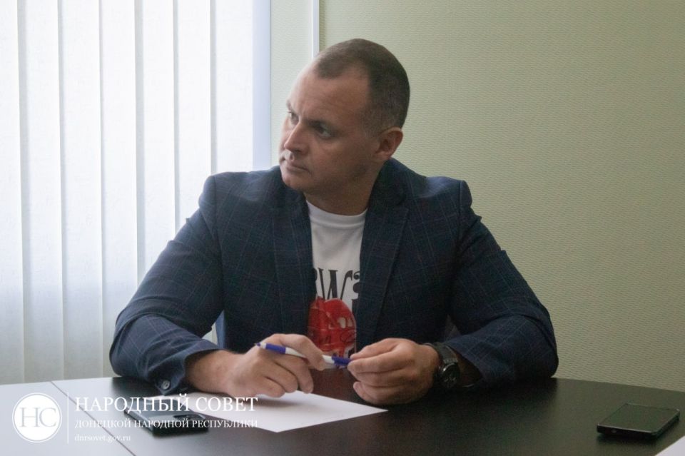 Константин Кузьмин: Вместе с коллегами внимательно смотрели прямую линию Главы ДНР Дениса Пушилина Константин Кузьмин: Вместе с коллегами внимательно смотрели прямую линию Главы ДНР Дениса Пушилина