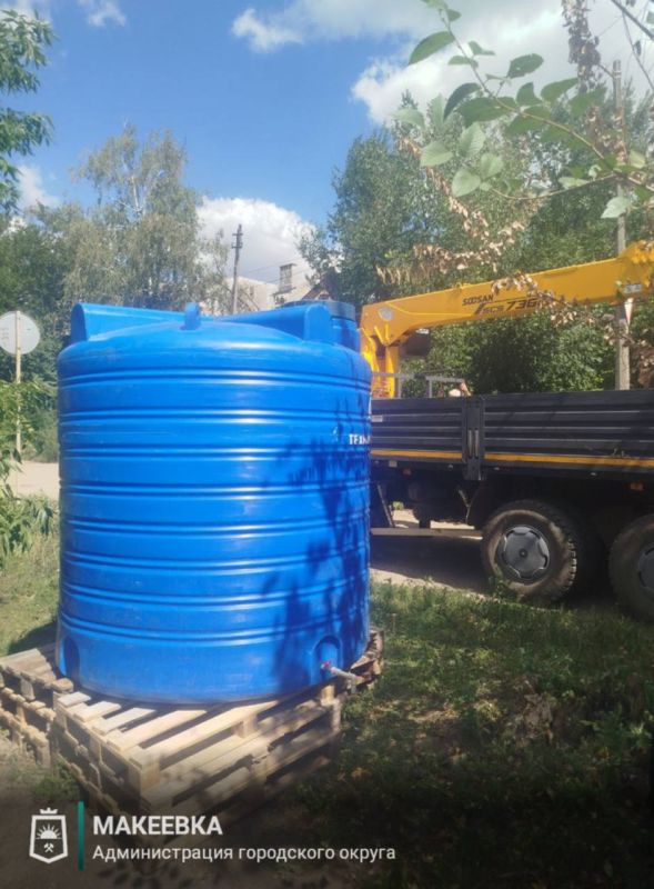 В Макеевке продолжаются работы по установке ёмкостей для разбора воды В Макеевке продолжаются работы по установке ёмкостей для разбора воды