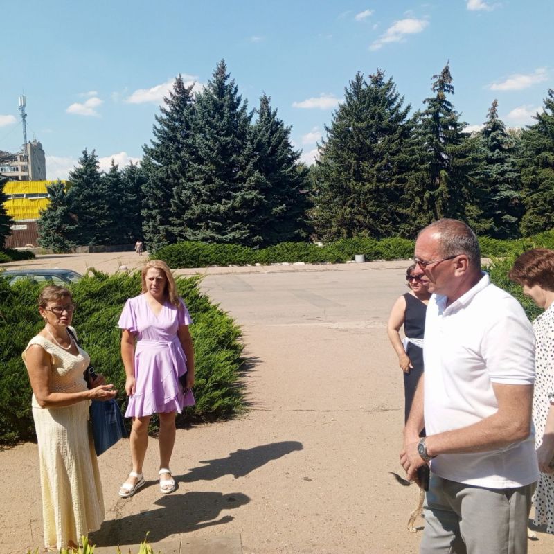 Во исполнение поручения Главы Донецкой Народной Республики Дениса Владимировича Пушилина о ведении постоянного диалога с жителями республики, председатель Дебальцевского городского совета Сергей Шульженко провел встречу с... Во исполнение поручения Главы Донецкой Народной Республики Дениса Владимировича Пушилина о ведении постоянного диалога с жителями республики, председатель Дебальцевского городского совета Сергей Шульженко провел встречу с...