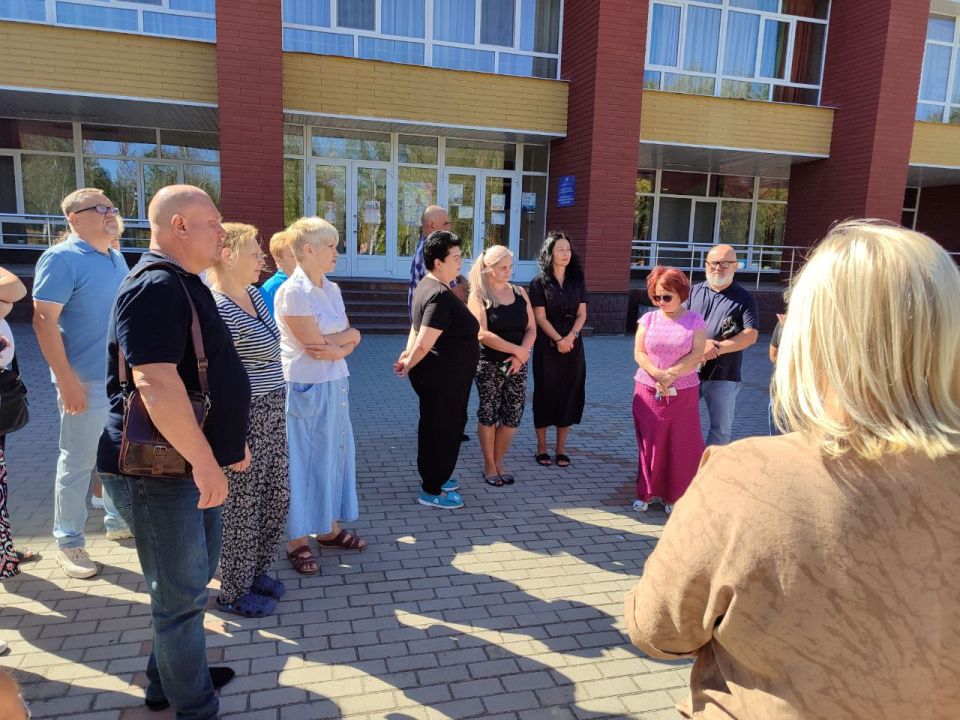 Сегодня, 19 августа, по поручению Главы ДНР Дениса Пушилина, Руководитель Управы Калининского внутригородского района Администрации городского округа Донецк Елена Синецкая провела очередную встречу с жителями района на... Сегодня, 19 августа, по поручению Главы ДНР Дениса Пушилина, Руководитель Управы Калининского внутригородского района Администрации городского округа Донецк Елена Синецкая провела очередную встречу с жителями района на...