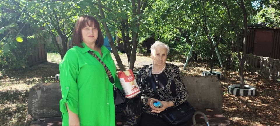 Сотрудники МБУ Центр культуры и досуга города Дебальцево провели волонтерскую акцию "Дари добро людям", направленную на поддержку пожилых жителей города Сотрудники МБУ Центр культуры и досуга города Дебальцево провели волонтерскую акцию "Дари добро людям", направленную на поддержку пожилых жителей города