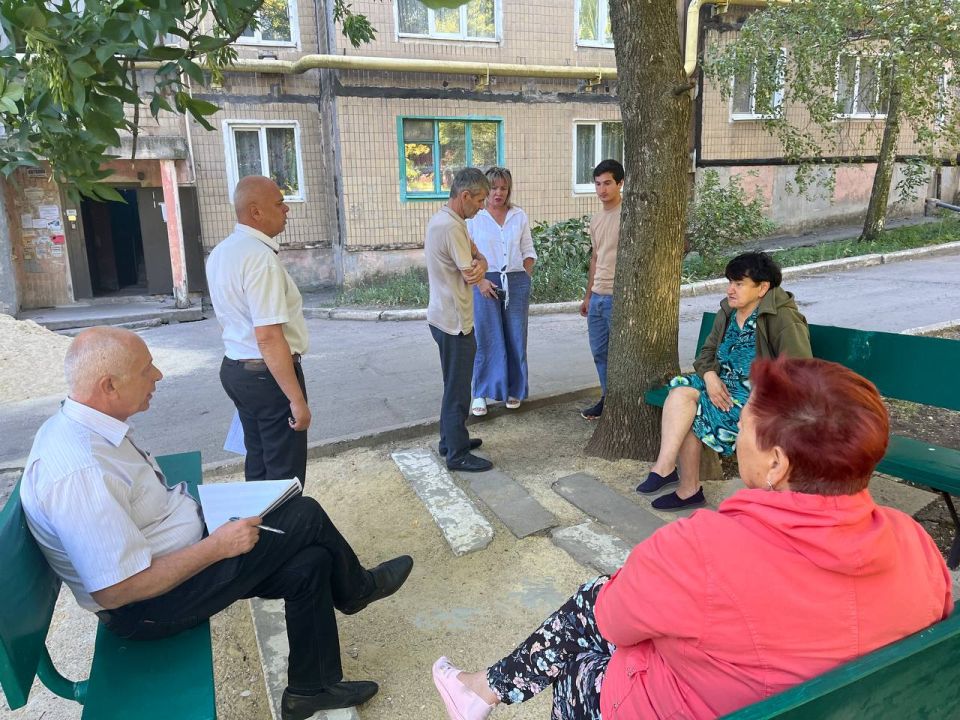 Сегодня заместитель главы администрации муниципального образования городского округа Харцызск Владимир Панченко по адресу м-н Юбилейный, дом 9 провел внеплановую встречу с гражданами касаемо капитального ремонта домов... Сегодня заместитель главы администрации муниципального образования городского округа Харцызск Владимир Панченко по адресу м-н Юбилейный, дом 9 провел внеплановую встречу с гражданами касаемо капитального ремонта домов...