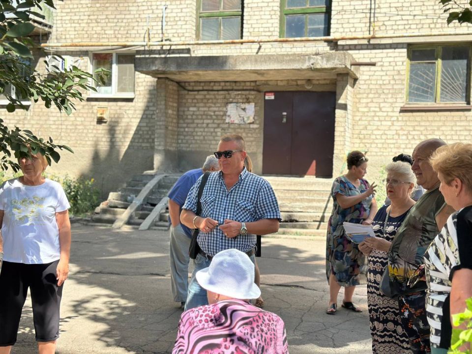 Встреча с жителями. Сегодня, 19 августа, заместитель главы администрации городского округа Иловайск Александр Васильевич Кузнецов провел встречу с населением на подведомственной территории администрации городского округа... Встреча с жителями. Сегодня, 19 августа, заместитель главы администрации городского округа Иловайск Александр Васильевич Кузнецов провел встречу с населением на подведомственной территории администрации городского округа...