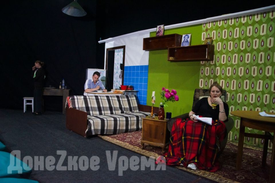 “Пока она умирала”: приглашенный режиссер “воскресил” пьесу для Донецкой муздрамы 30 лет спустя “Пока она умирала”: приглашенный режиссер “воскресил” пьесу для Донецкой муздрамы 30 лет спустя