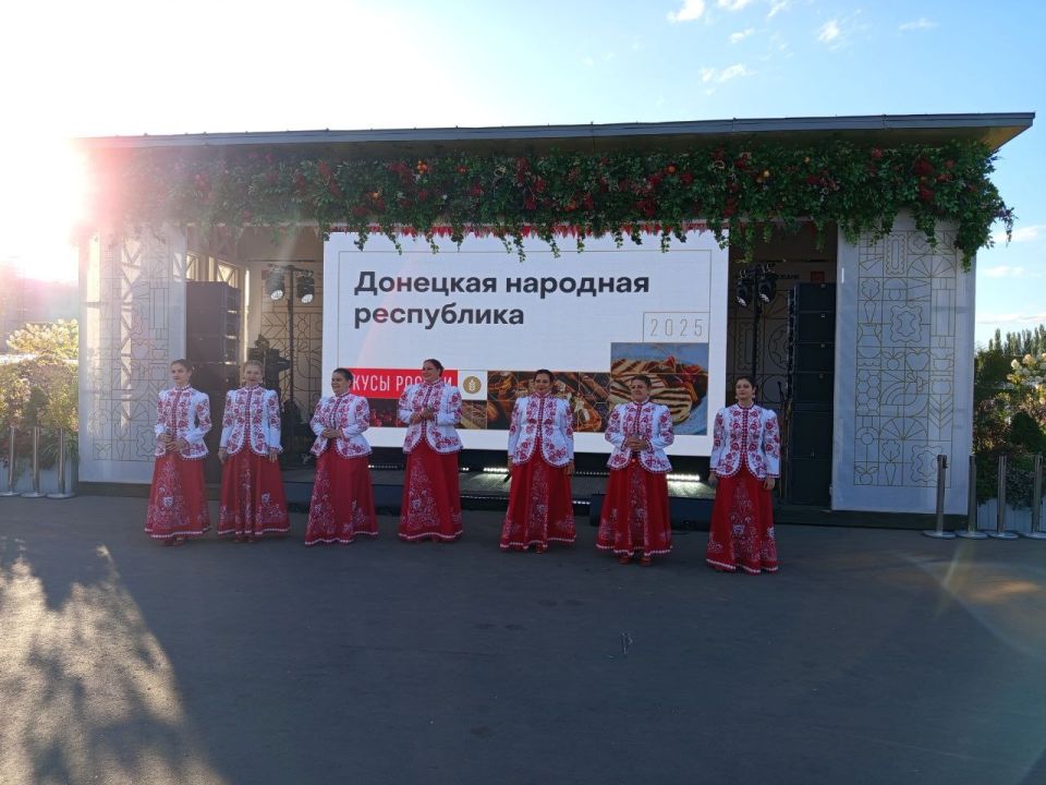 Вокальный ансамбль «Вдохновение» представил Донецкую Народную Республику в Москве Вокальный ансамбль «Вдохновение» представил Донецкую Народную Республику в Москве