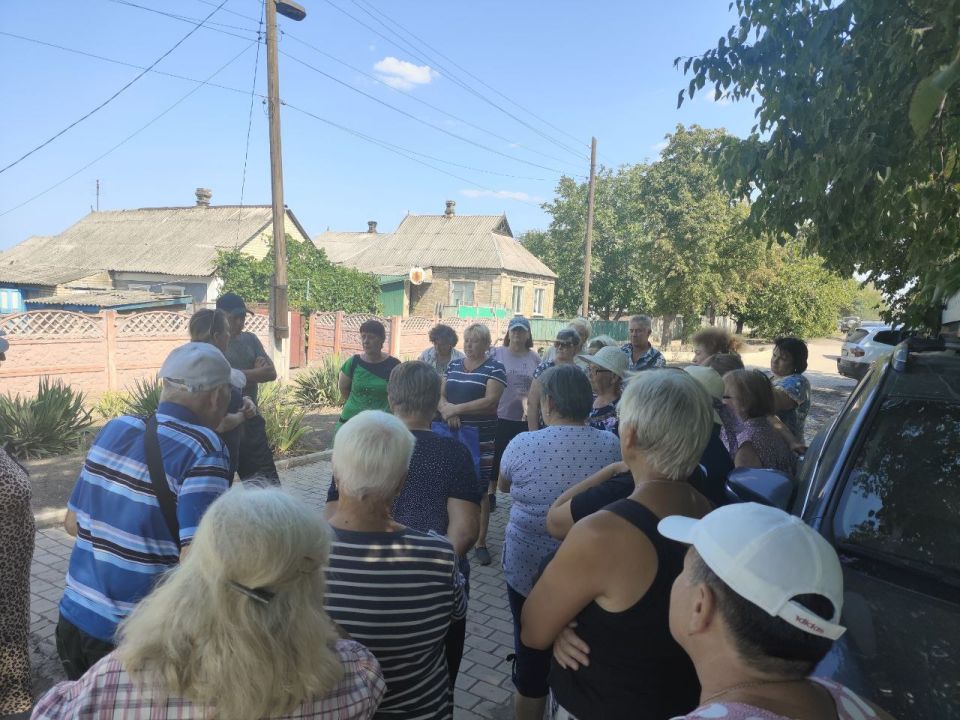 По поручению Главы ДНР Дениса Пушилина председатель #Комитет_по_труду_занятости_социальной_политики_и_делам_ветеранов Клавдия Кульбацкая (фракция «Единая Россия») провела сход граждан с жителями села Александровка... По поручению Главы ДНР Дениса Пушилина председатель #Комитет_по_труду_занятости_социальной_политики_и_делам_ветеранов Клавдия Кульбацкая (фракция «Единая Россия») провела сход граждан с жителями села Александровка...