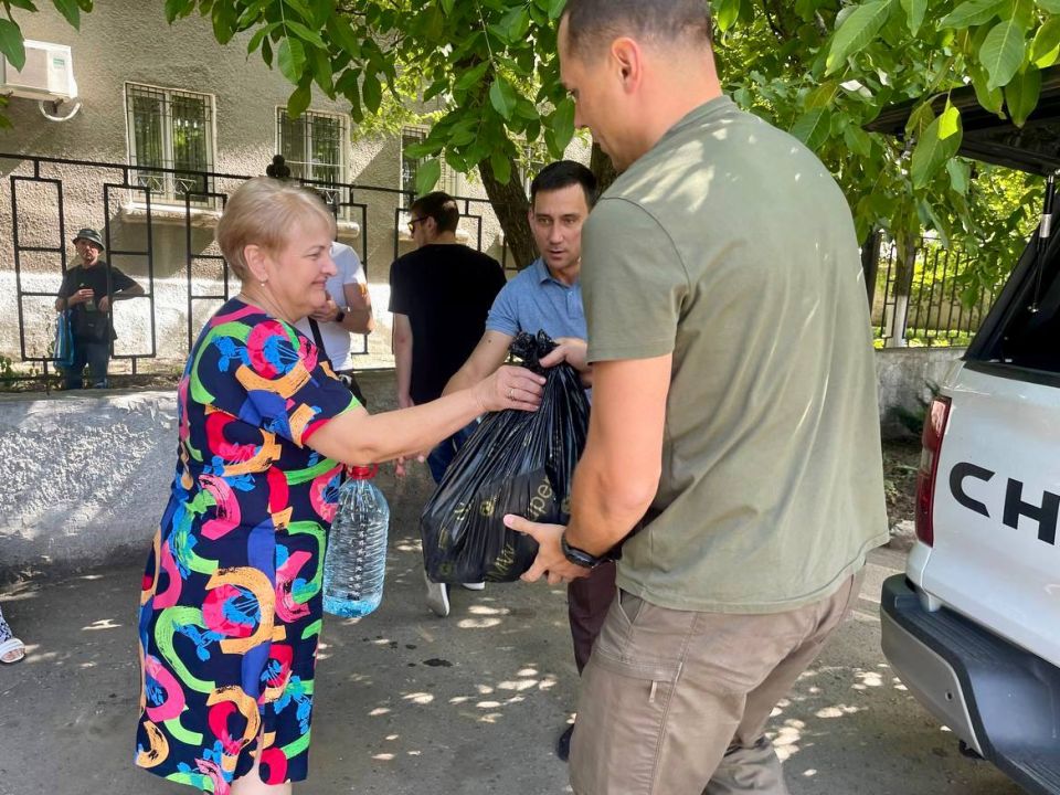 Александр Волошин: #гуманитарнаяпомощь. В рамках нашей постоянной работы по оказанию помощи жителям Донецкой Народной Республики группа депутатов Народного Совета ДНР совершила важную поездку в Никитовский район Горловки Александр Волошин: #гуманитарнаяпомощь. В рамках нашей постоянной работы по оказанию помощи жителям Донецкой Народной Республики группа депутатов Народного Совета ДНР совершила важную поездку в Никитовский район Горловки
