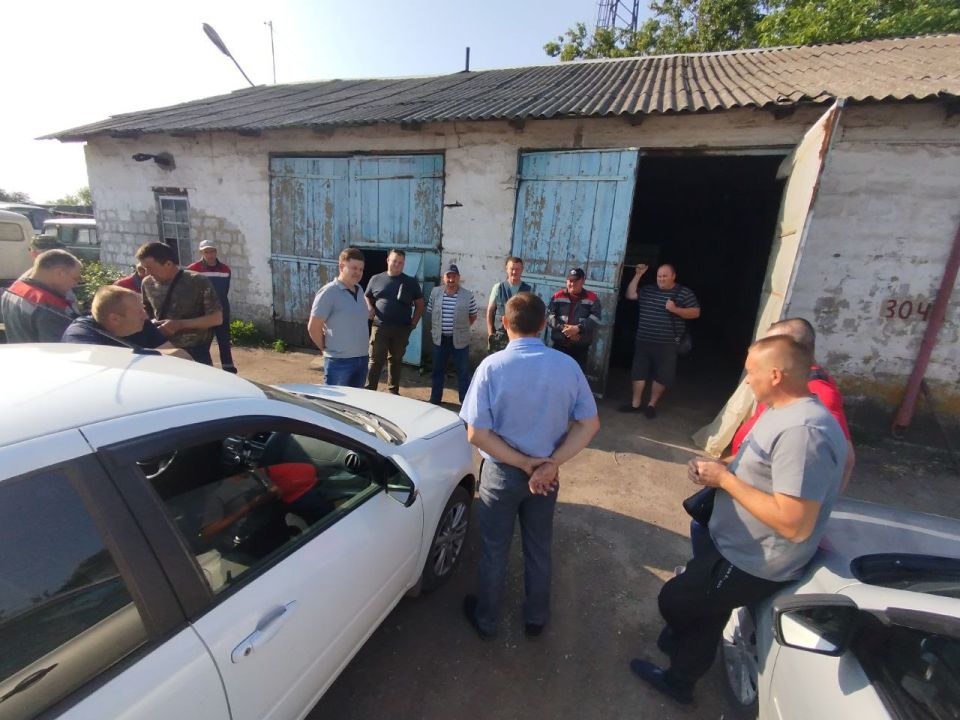 19 августа начальник Марьяновского территориального отдела Администрации Старобешевского муниципального округа Николай Пефтиев провел встречу с трудовым коллективом ООО «АГРОФИРМА «ЗАРЯ» 19 августа начальник Марьяновского территориального отдела Администрации Старобешевского муниципального округа Николай Пефтиев провел встречу с трудовым коллективом ООО «АГРОФИРМА «ЗАРЯ»