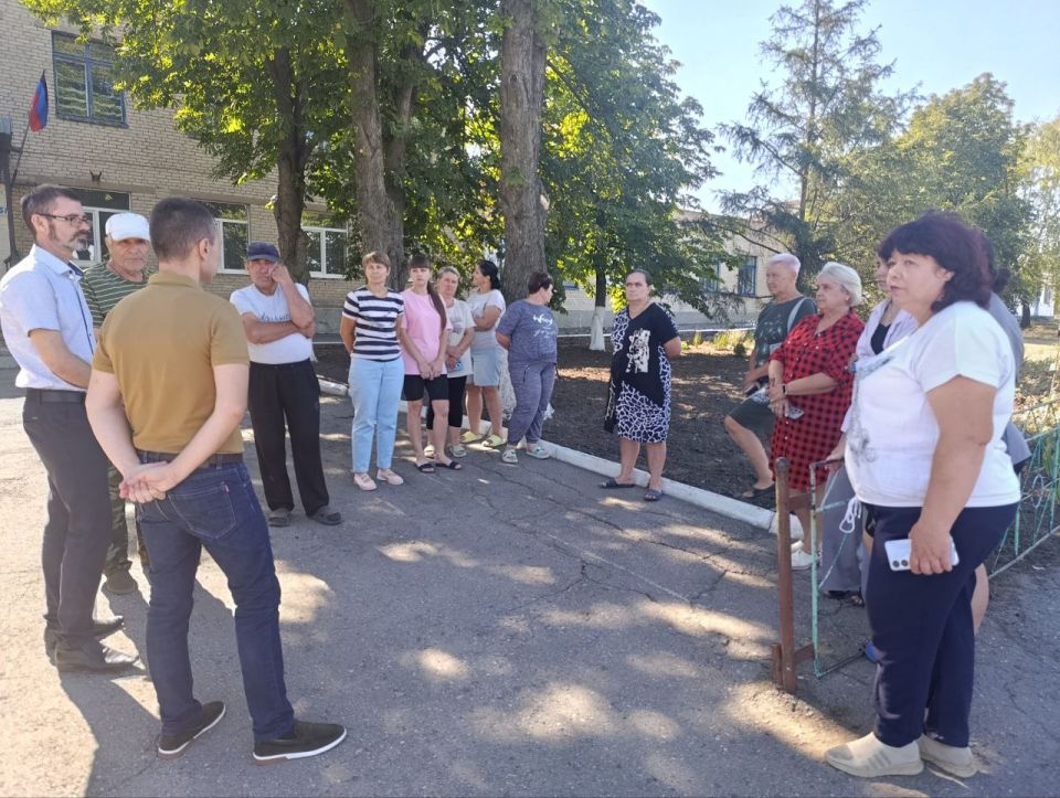 20 августа заместитель главы Администрации Старобешевского муниципального округа Михаил Ольмезов провел встречу с трудовым коллективом ГБОУ «Осыковская школа Старобешевского м.о.» 20 августа заместитель главы Администрации Старобешевского муниципального округа Михаил Ольмезов провел встречу с трудовым коллективом ГБОУ «Осыковская школа Старобешевского м.о.»