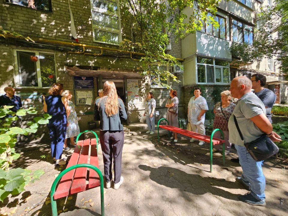 Секретарь #Комитет_по_труду_занятости_социальной_политике_и_делам_ветеранов Ярослав Лисобей вместе с главой Управы Ворошиловского района города Донецка Татьяной Копыловой и депутатом городского Совета города Донецка... Секретарь #Комитет_по_труду_занятости_социальной_политике_и_делам_ветеранов Ярослав Лисобей вместе с главой Управы Ворошиловского района города Донецка Татьяной Копыловой и депутатом городского Совета города Донецка...