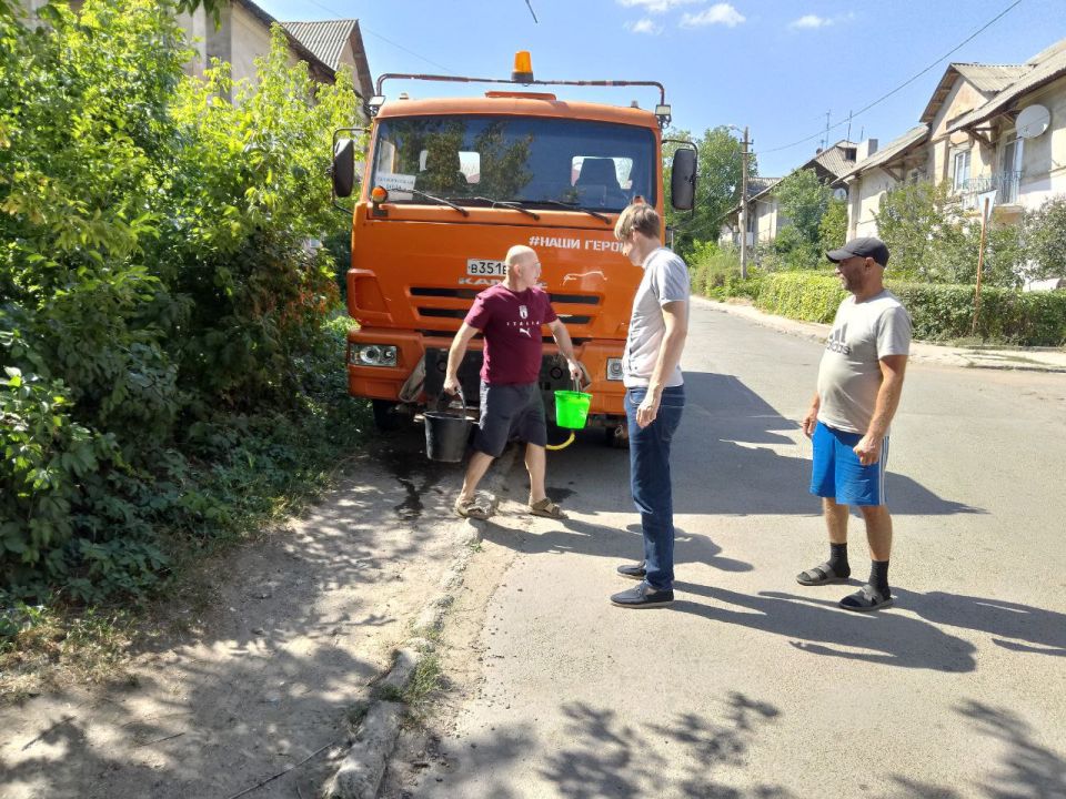Для обеспечения водой жителей района Управой Кировского внутригородского района ежедневно осуществляется подвоз воды для жителей домов, в которые в установленный графиком день не поступила вода Для обеспечения водой жителей района Управой Кировского внутригородского района ежедневно осуществляется подвоз воды для жителей домов, в которые в установленный графиком день не поступила вода