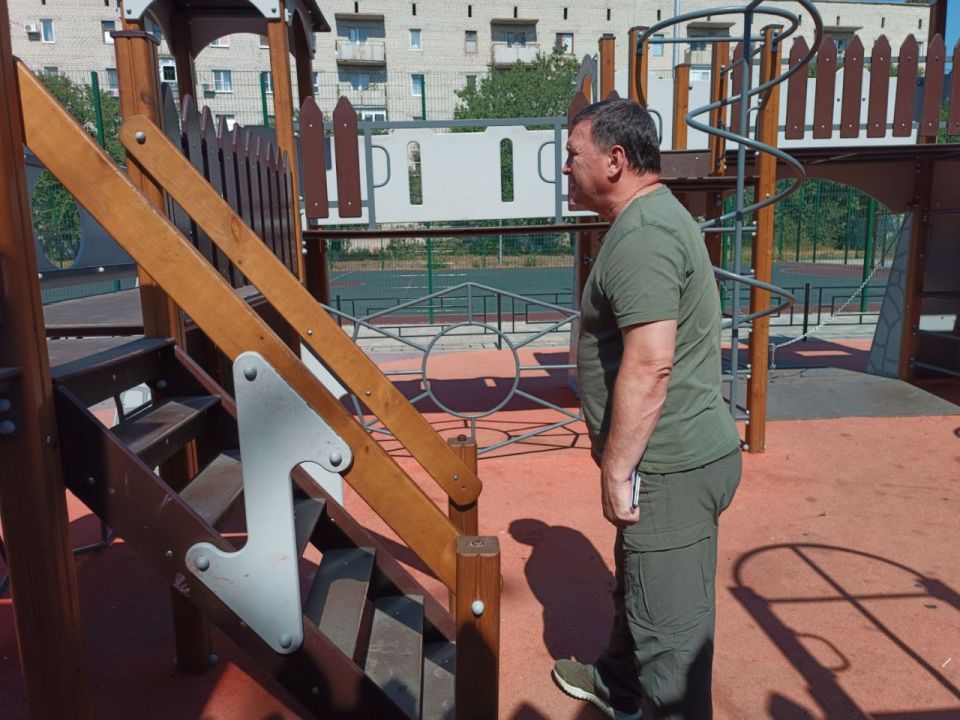 Секретарь Амвросиевского местного отделения Всероссийской политической партии «Единая Россия» Игорь Лызов проинспектировал детские площадки в Амвросиевке Секретарь Амвросиевского местного отделения Всероссийской политической партии «Единая Россия» Игорь Лызов проинспектировал детские площадки в Амвросиевке