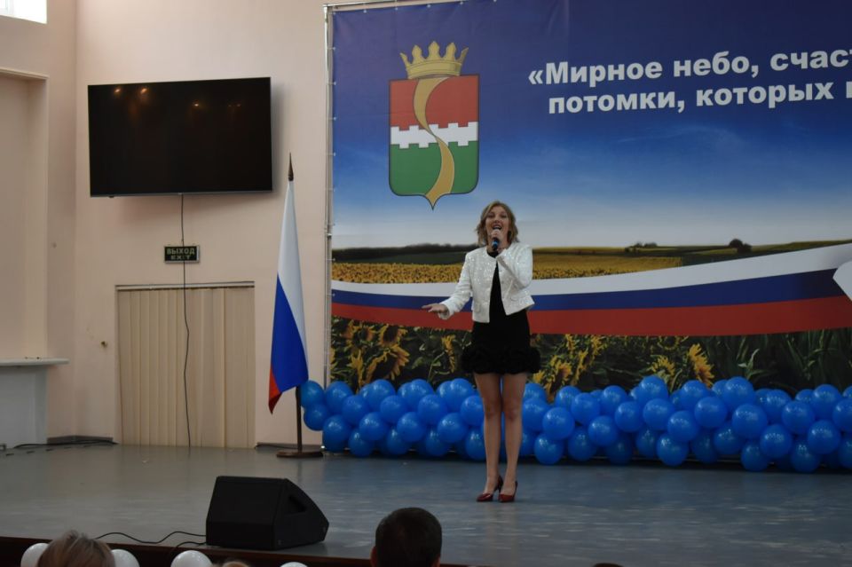 Игорь Лызов: Артисты Донецкого государственного академического музыкально-драматического театра имени М.М. Бровуна посетили Амвросиевку с концертной программой, посвящённой Дню Государственного флага Российской Федерации Игорь Лызов: Артисты Донецкого государственного академического музыкально-драматического театра имени М.М. Бровуна посетили Амвросиевку с концертной программой, посвящённой Дню Государственного флага Российской Федерации