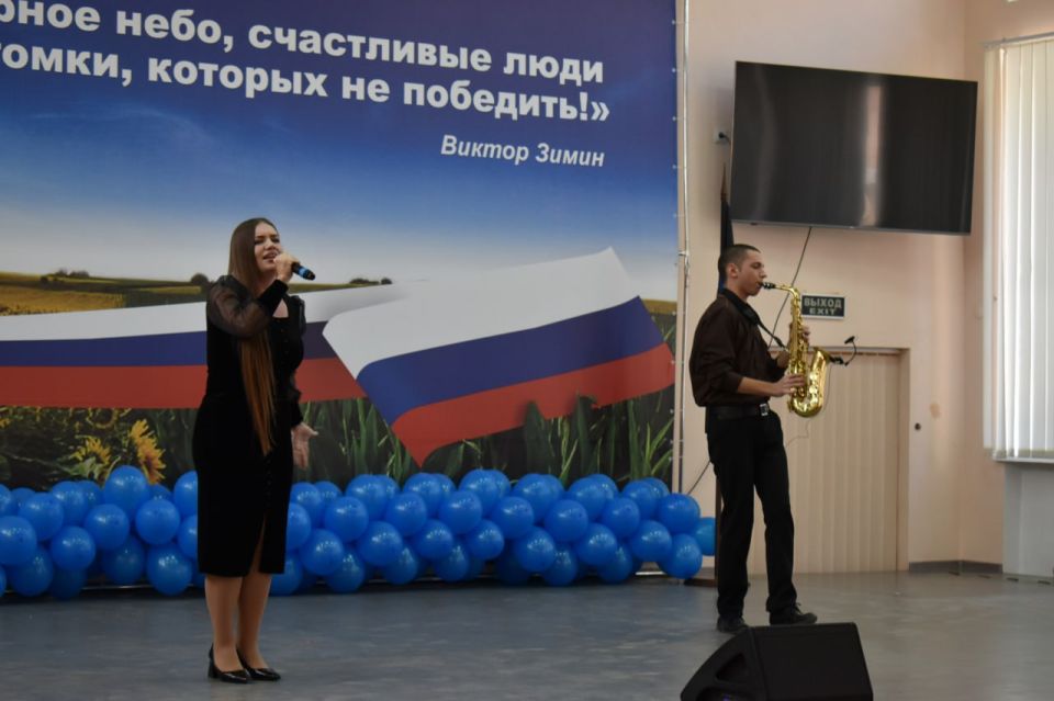 Игорь Лызов: Артисты Донецкого государственного академического музыкально-драматического театра имени М.М. Бровуна посетили Амвросиевку с концертной программой, посвящённой Дню Государственного флага Российской Федерации Игорь Лызов: Артисты Донецкого государственного академического музыкально-драматического театра имени М.М. Бровуна посетили Амвросиевку с концертной программой, посвящённой Дню Государственного флага Российской Федерации