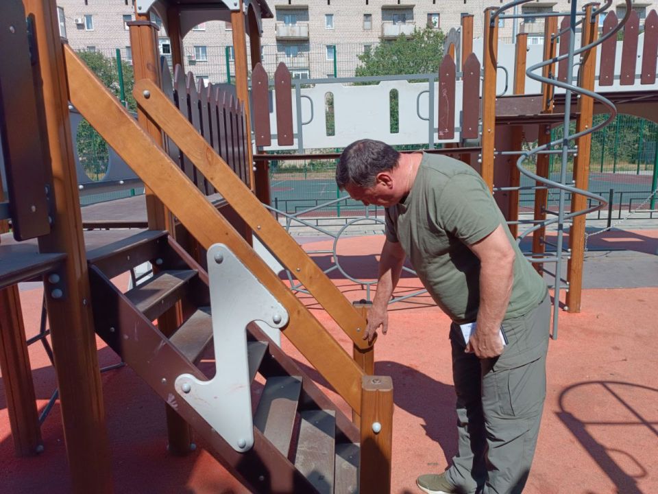 Игорь Лызов: Проинспектировал детские площадки в Амвросиевке Игорь Лызов: Проинспектировал детские площадки в Амвросиевке