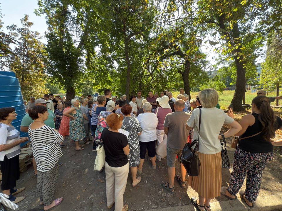 Иван Адамец: В Куйбышевском районе Донецка заместитель главы администрации города Донецка Валерий Ляховец провел встречу с жителями дома №26 по улице Сомова для обсуждения вопросов жизнеобеспечения Иван Адамец: В Куйбышевском районе Донецка заместитель главы администрации города Донецка Валерий Ляховец провел встречу с жителями дома №26 по улице Сомова для обсуждения вопросов жизнеобеспечения
