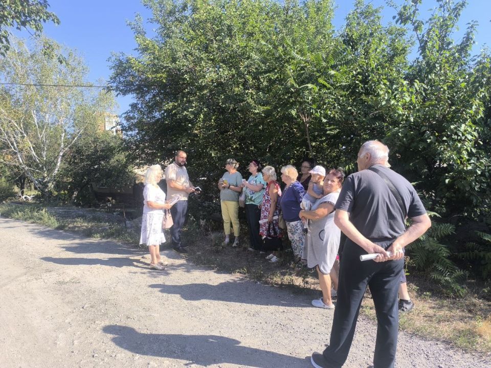 По поручению Главы ДНР Дениса Пушилина 20.08.2025 по адресу: г.Донецк, ул.6-я Александровка,16 состоялась встреча с жителями района, на которой присутствовали заместитель руководителя Управы Ленинского внутригородского... По поручению Главы ДНР Дениса Пушилина 20.08.2025 по адресу: г.Донецк, ул.6-я Александровка,16 состоялась встреча с жителями района, на которой присутствовали заместитель руководителя Управы Ленинского внутригородского...
