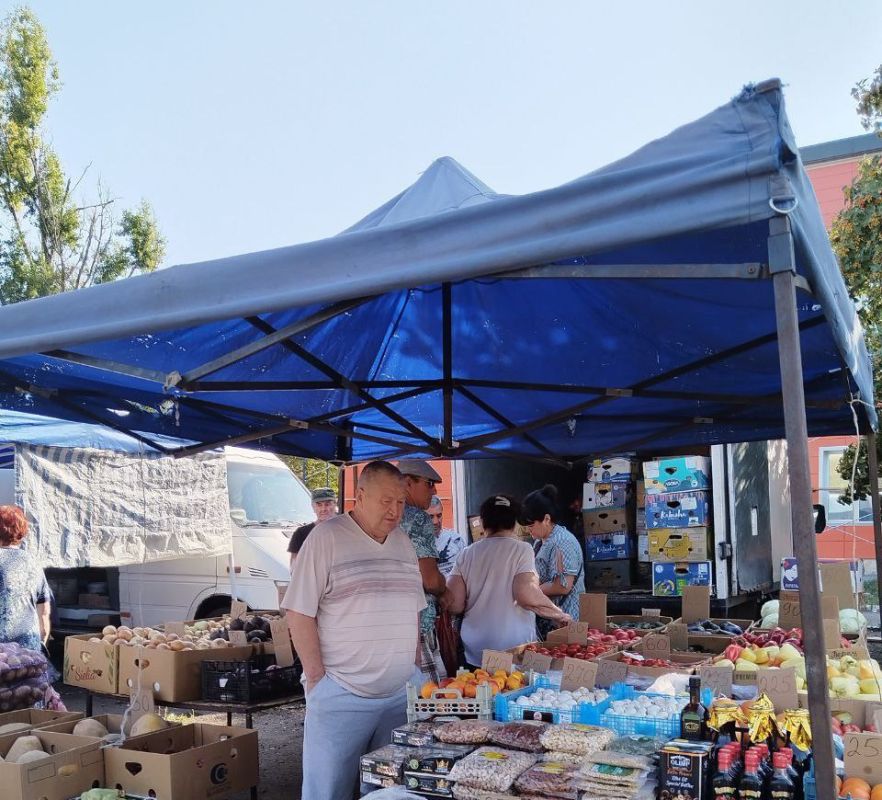 В Ждановке прошла ярмарка. 20 августа у городского центра культуры и досуга были представлены товары от производителей и предпринимателей из разных городов Донецкой Народной Республики В Ждановке прошла ярмарка. 20 августа у городского центра культуры и досуга были представлены товары от производителей и предпринимателей из разных городов Донецкой Народной Республики