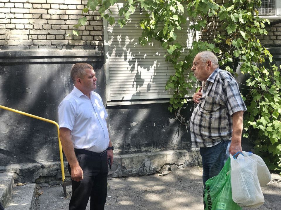 Юрий Атаманов: СХОД ГРАЖДАН. Провёл сегодня сход граждан по ул. Щорса, 43 совместно с управляющим делами Администрации округа Юлией Сницарь, управляющим делами Управы Ворошиловского внутригородского района Никитой Тарасовым... Юрий Атаманов: СХОД ГРАЖДАН. Провёл сегодня сход граждан по ул. Щорса, 43 совместно с управляющим делами Администрации округа Юлией Сницарь, управляющим делами Управы Ворошиловского внутригородского района Никитой Тарасовым...