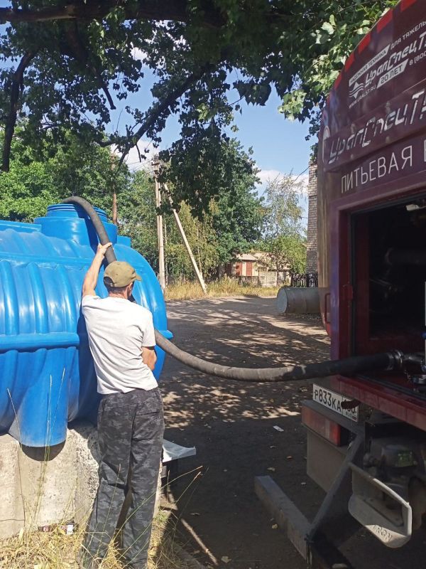 В связи со сложной ситуацией водоснабжения на территории города Дебальцево, администрацией городского округа были установлены емкости в микрорайонах города В связи со сложной ситуацией водоснабжения на территории города Дебальцево, администрацией городского округа были установлены емкости в микрорайонах города