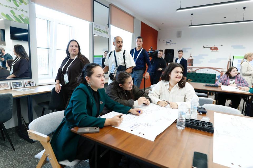Глава Минстроя России Ирек Файзуллин поддержал идею создания Координационного совета по вовлечению молодежи в развитие городских пространств Глава Минстроя России Ирек Файзуллин поддержал идею создания Координационного совета по вовлечению молодежи в развитие городских пространств
