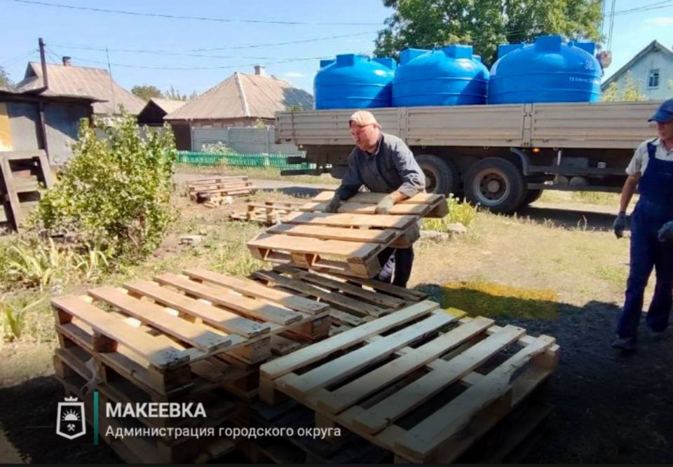 В Макеевке продолжаются работы по установке ёмкостей для разбора воды В Макеевке продолжаются работы по установке ёмкостей для разбора воды