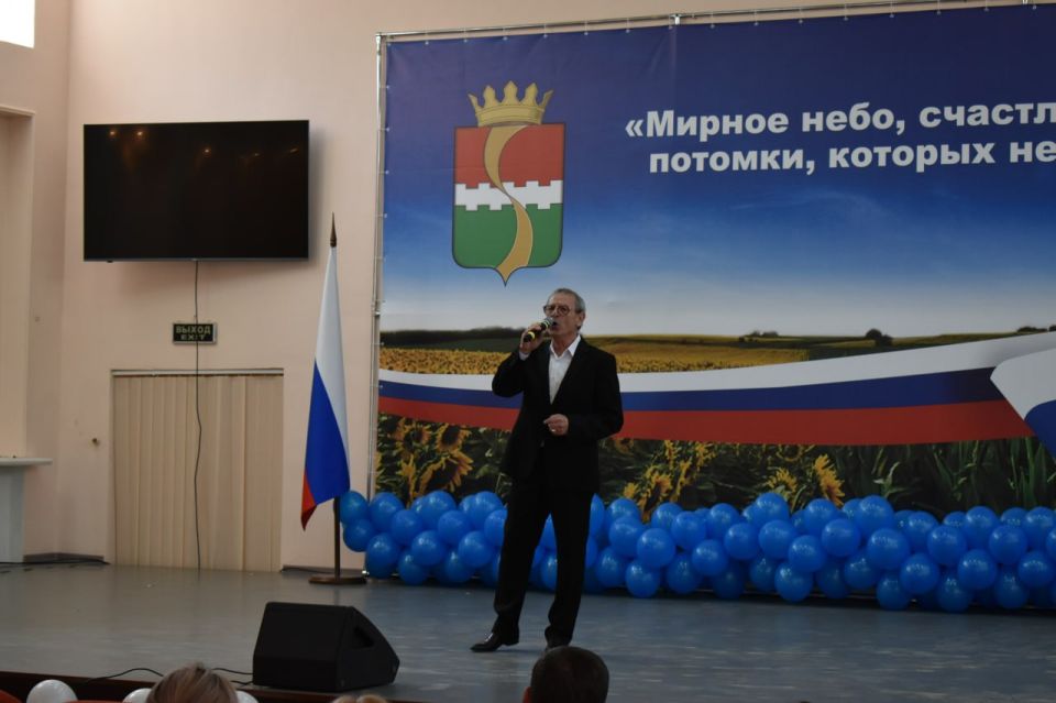 Игорь Лызов: Артисты Донецкого государственного академического музыкально-драматического театра имени М.М. Бровуна посетили Амвросиевку с концертной программой, посвящённой Дню Государственного флага Российской Федерации Игорь Лызов: Артисты Донецкого государственного академического музыкально-драматического театра имени М.М. Бровуна посетили Амвросиевку с концертной программой, посвящённой Дню Государственного флага Российской Федерации