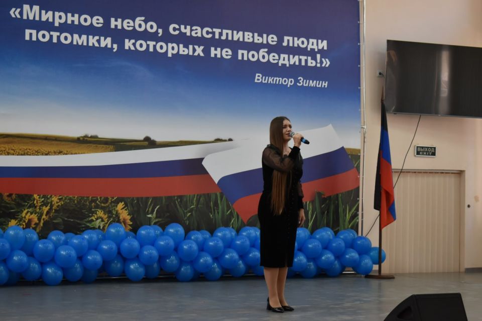 Игорь Лызов: Артисты Донецкого государственного академического музыкально-драматического театра имени М.М. Бровуна посетили Амвросиевку с концертной программой, посвящённой Дню Государственного флага Российской Федерации Игорь Лызов: Артисты Донецкого государственного академического музыкально-драматического театра имени М.М. Бровуна посетили Амвросиевку с концертной программой, посвящённой Дню Государственного флага Российской Федерации