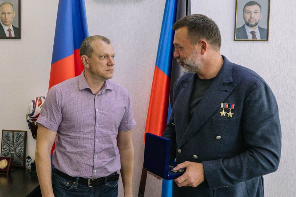 Депутат Госдумы Дмитрий Саблин стал почетным жителем Мариуполя Депутат Госдумы Дмитрий Саблин стал почетным жителем Мариуполя