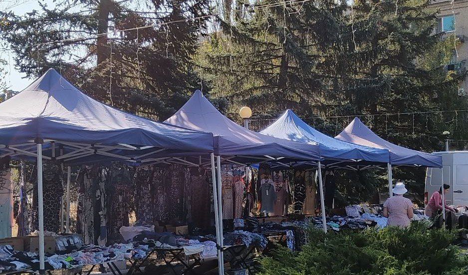 В Ждановке прошла ярмарка. 20 августа у городского центра культуры и досуга были представлены товары от производителей и предпринимателей из разных городов Донецкой Народной Республики В Ждановке прошла ярмарка. 20 августа у городского центра культуры и досуга были представлены товары от производителей и предпринимателей из разных городов Донецкой Народной Республики