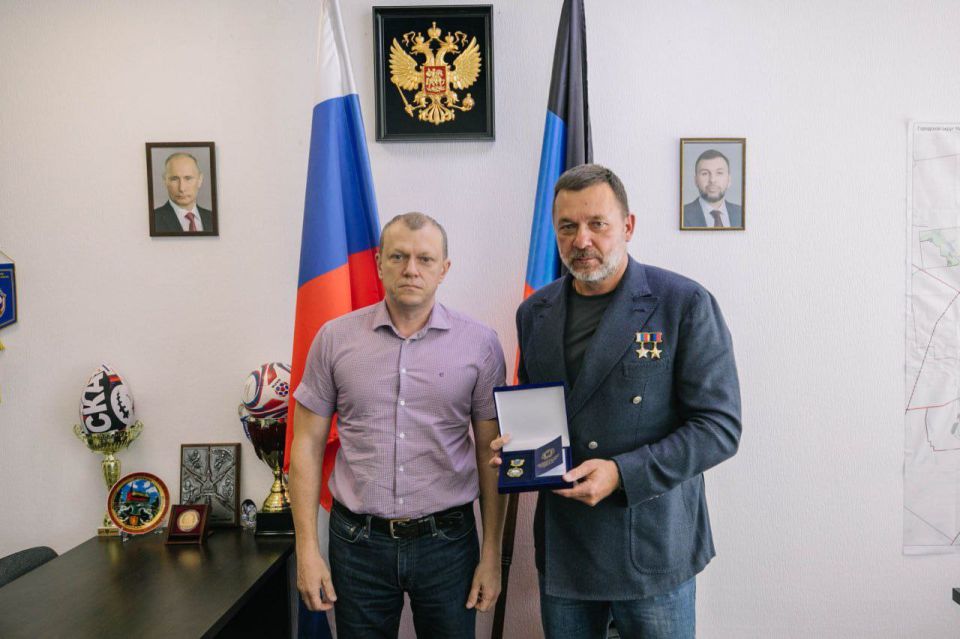 Антон Кольцов: Вручил Дмитрию Саблину нагрудный знак и удостоверение Почетного гражданина городского округа Мариуполь Антон Кольцов: Вручил Дмитрию Саблину нагрудный знак и удостоверение Почетного гражданина городского округа Мариуполь