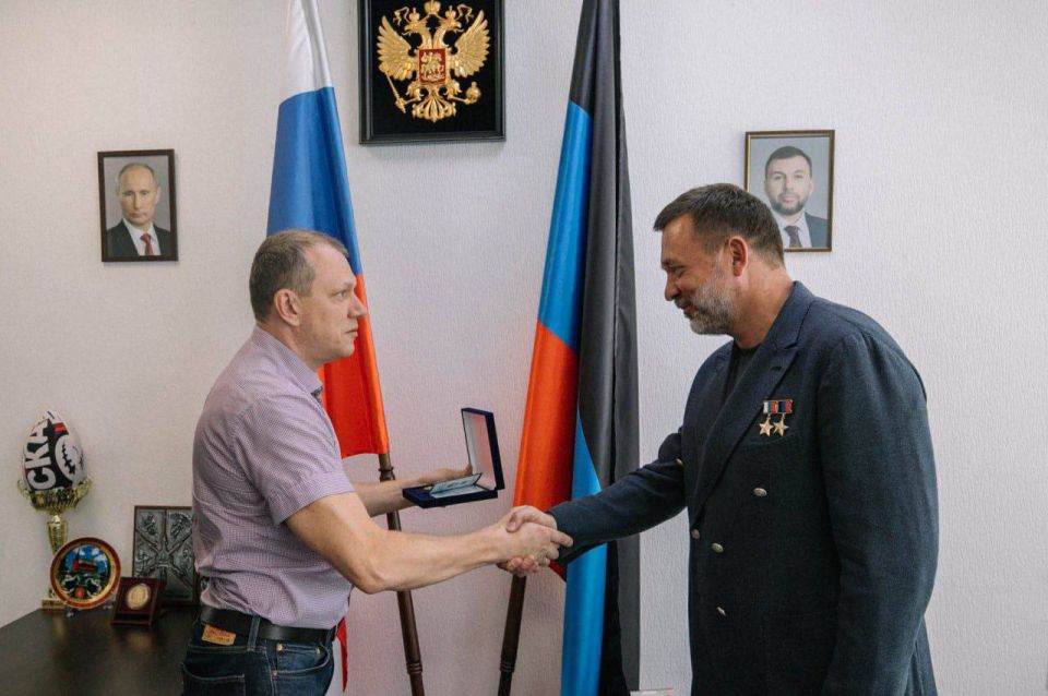 Депутат Госдумы Дмитрий Саблин стал почетным жителем Мариуполя Депутат Госдумы Дмитрий Саблин стал почетным жителем Мариуполя