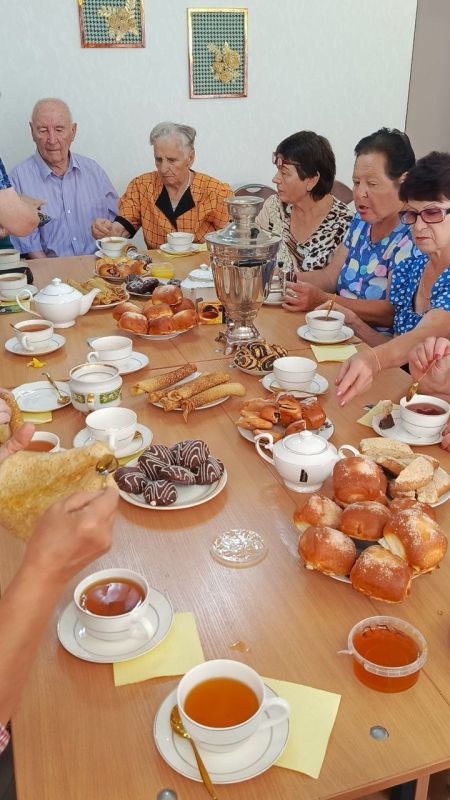 "Пусть одарит счастьем Вас, Яблочный чудесный Спас!" "Пусть одарит счастьем Вас, Яблочный чудесный Спас!"