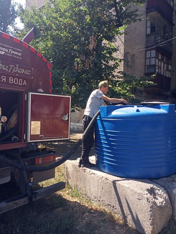 В связи со сложной ситуацией водоснабжения на территории города Дебальцево, администрацией городского округа были установлены емкости в микрорайонах города В связи со сложной ситуацией водоснабжения на территории города Дебальцево, администрацией городского округа были установлены емкости в микрорайонах города
