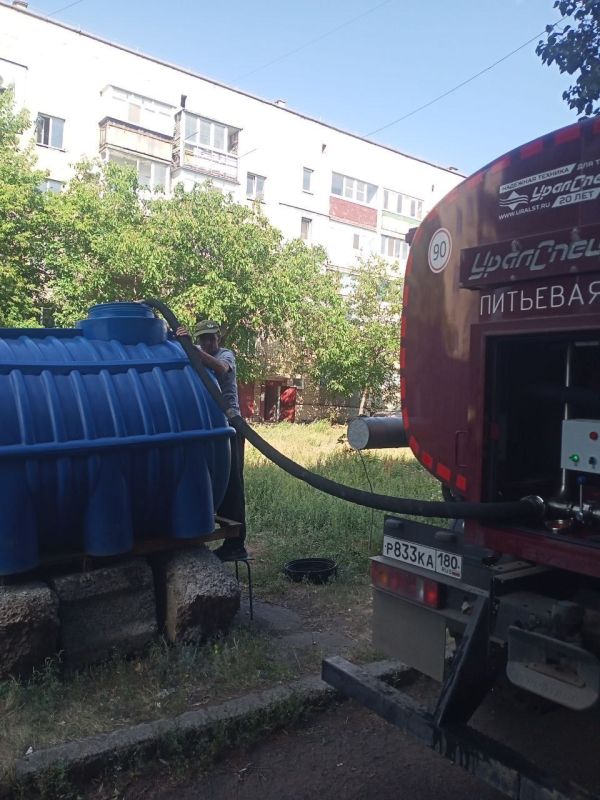 В связи со сложной ситуацией водоснабжения на территории города Дебальцево, администрацией городского округа были установлены емкости в микрорайонах города В связи со сложной ситуацией водоснабжения на территории города Дебальцево, администрацией городского округа были установлены емкости в микрорайонах города