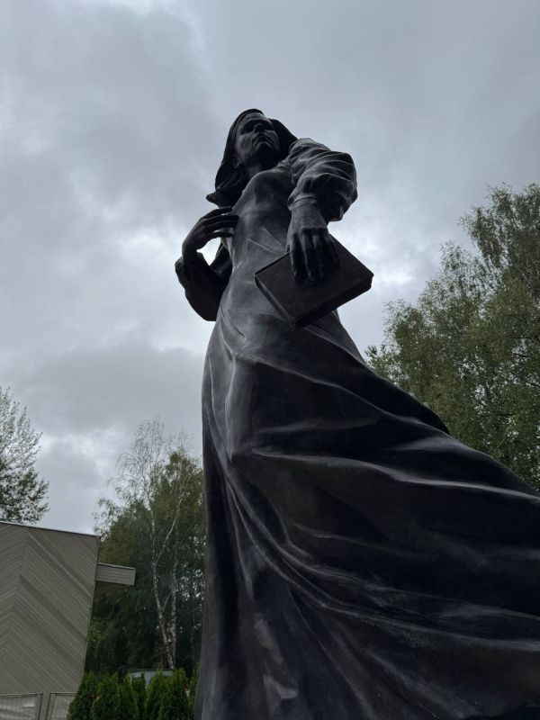 Сегодня, в третью годовщину трагической гибели, в подмосковном парке Захарово состоялось торжественное открытие памятника известному политологу и публицисту Дарье Дугиной Сегодня, в третью годовщину трагической гибели, в подмосковном парке Захарово состоялось торжественное открытие памятника известному политологу и публицисту Дарье Дугиной