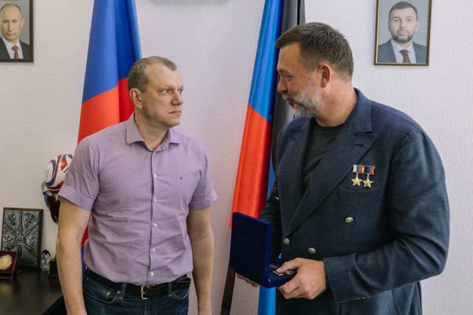 Антон Кольцов: Вручил Дмитрию Саблину нагрудный знак и удостоверение Почетного гражданина городского округа Мариуполь Антон Кольцов: Вручил Дмитрию Саблину нагрудный знак и удостоверение Почетного гражданина городского округа Мариуполь