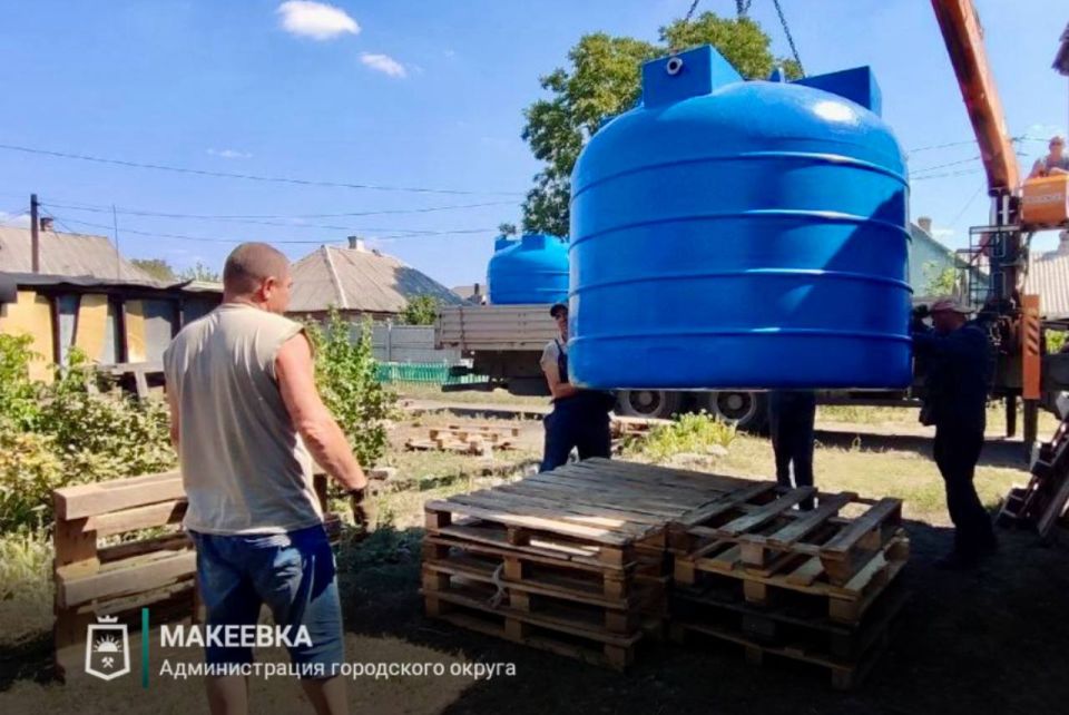 В Макеевке продолжаются работы по установке ёмкостей для разбора воды В Макеевке продолжаются работы по установке ёмкостей для разбора воды