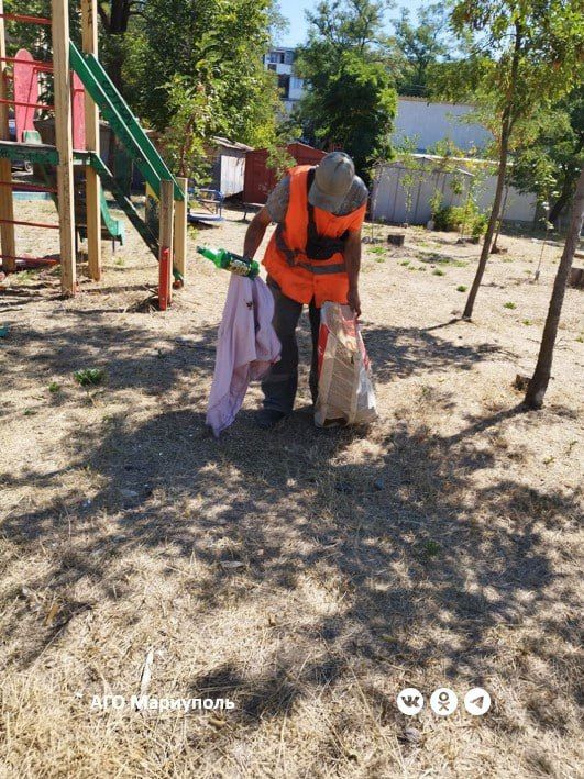 Мариупольские коммунальщики благоустроили свыше 20 дворов многоквартирной жилой застройки Мариупольские коммунальщики благоустроили свыше 20 дворов многоквартирной жилой застройки